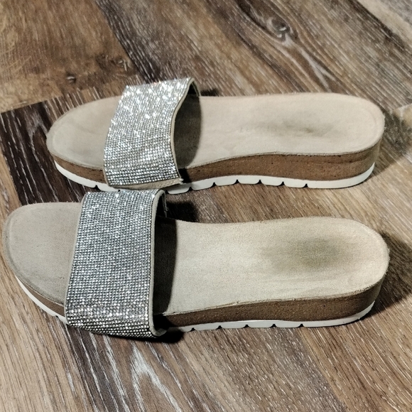 Stylish Silver and Tan Sandals for Everyday Comfort - Picture 5 of 6